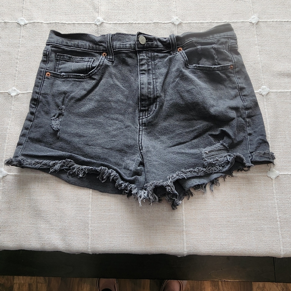 willow + root The Mom Fit Black Denim Shorts Size 32 Distressed High Rise